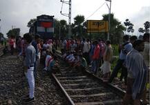 बिहार: भारत बंद के दौरान थमी ट्रेनों की रफ्तार, सड़कों को किया जाम, देखें तस्वीरें