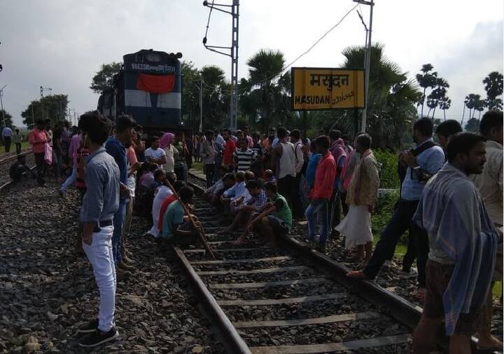 बंद को दौरान सबसे ज्यादा यातायात प्रभावित हुई. प्रदर्शनकारियों ने बंद के दौरान ट्रेनों को रोका. 