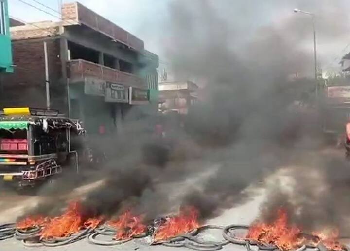 ये तस्वीर पटना की है, जहां प्रदर्शनकारियों ने टायरों को जलाकर अपना विरोध दर्ज किया.