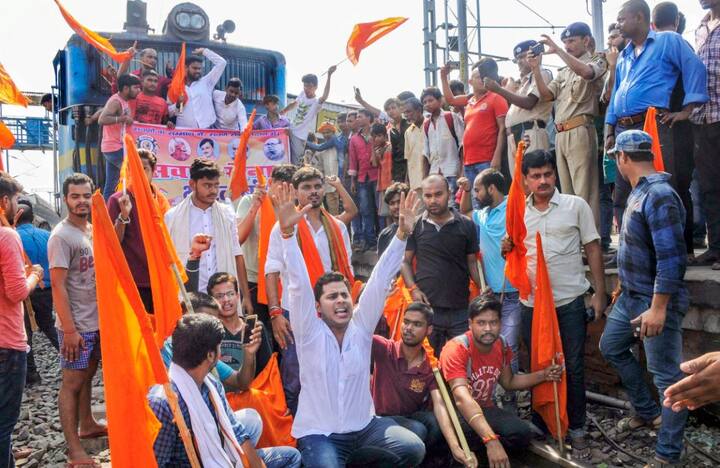 बिहार में एससी-एसटी कानून के विरोध में सवर्ण समुदायों के राष्ट्रव्यापी बंद की वजह से गुरूवार को आम लोग प्रभावित हुए. पटना में बंद समर्थकों ने शहर के व्यस्तम डाकबंगला चौराहे के पास वीरचंद पटेल रोड स्थित बीजेपी और जेडीयू के प्रदेश मुख्यालयों के समक्ष प्रदर्शन किया. प्रदर्शनकारी आरोप लगा रहे थे कि उन्होंने जिस दल को वोट दिया उन्होंने उनके साथ धोखा किया. वहीं दरभंगा में बंद की वजह से दिल्ली जाने वाली बिहार संपर्क क्रांति एक्सप्रेस ट्रेन को एक घंटे तक, सहरसा से आने वाली जानकी एक्सप्रेस ट्रेन को 50 मिनट तक लहेरियासराय स्टेशन पर रोका गया.