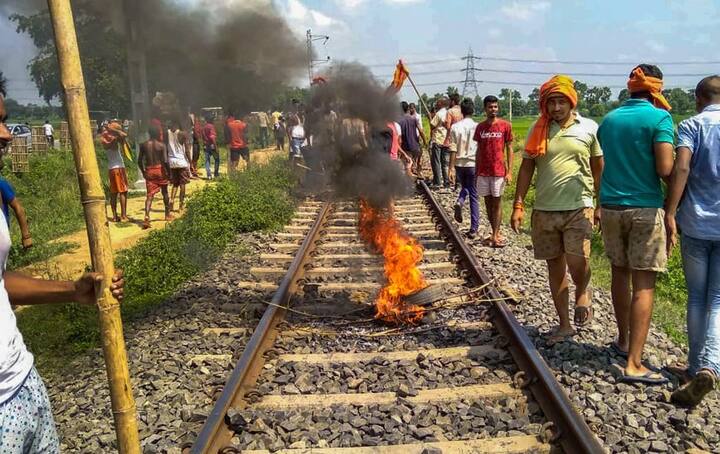 रेलवे लाइन को बंद कर लोगों ने अपना विरोध दर्ज किया.