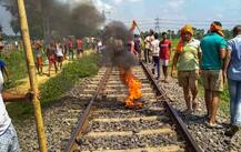 बिहार: भारत बंद के दौरान थमी ट्रेनों की रफ्तार, सड़कों को किया जाम, देखें तस्वीरें