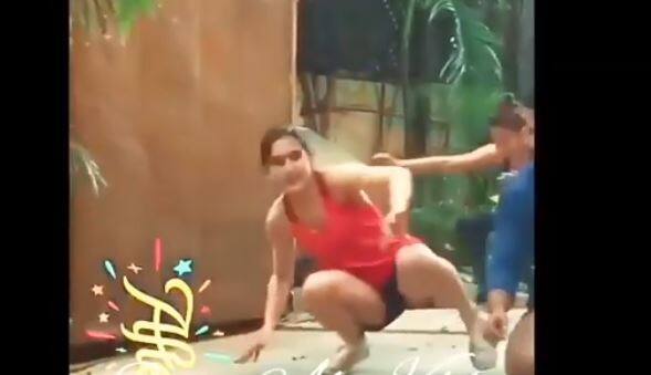 सारा इन तस्वीरों में दोस्तों के साथ एक्सरसाइज को एंजॉय करती दिख रही हैं. तस्वीर: इंस्टाग्राम