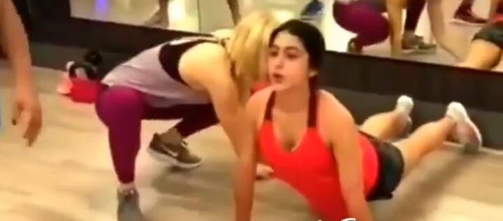  वहीं जिम में सारा अपने को फिट रखने के लिए पुशअप करती दिखीं. तस्वीर: इंस्टाग्राम