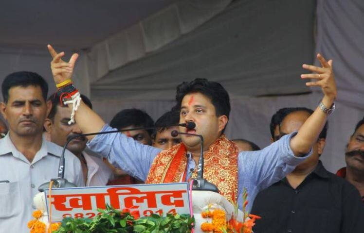 बीजेपी राम मंदिर की बात करती है और नाथूराम का मंदिर बनाती है: ज्योतिरादित्य सिंधिया MP Election 2018: Congress leader Jyotiraditya Scindia attacks BJP over Ram Mandir And Nathuram Godse बीजेपी राम मंदिर की बात करती है और नाथूराम का मंदिर बनाती है: ज्योतिरादित्य सिंधिया