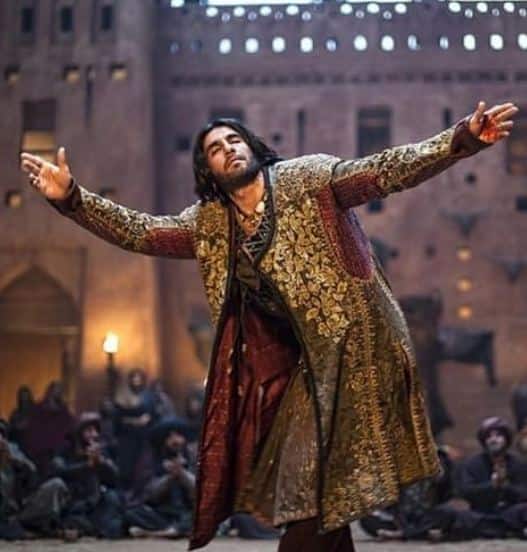 किसी भी फिल्म को कितनी सफलता हासिल हुई है ये बात इस पर निर्भर करता है कि फिल्म ने कितनी कमाई की हैं. इसमें कोई शक नहीं कि फिल्म में स्टोरी 

लाइन और सितारों की परफॉर्मेंस भी मायने रखती हैं. लेकिन कमाई के जरिए आप जान सकते हैं कि फिल्म किस लेवल पर है. आज हम आपको साल 2018 की 

कुछ ऐसी टॉप फिल्मों के बारे में बता रहे हैं जो अब तक कमाई के मामले में कई रिकॉर्ड तोड़ चुकी हैं. तस्वीर: इंस्टाग्राम