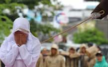 मलेशिया: PM ने समलैंगिक महिलाओं को कोड़े मारे जाने वाली सजा की निंदा की