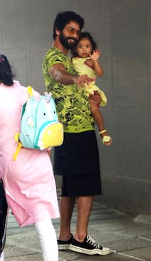 छोटे भाई से मिलने पापा शाहिद कपूर के साथ हॉस्पिटल पहुंची मीशा कपूर, देखें तस्वीरें