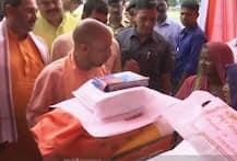 सीएम योगी ने किया बाढ़ प्रभावित इलाकों का हवाई दौरा, बांटी राहत सामग्री