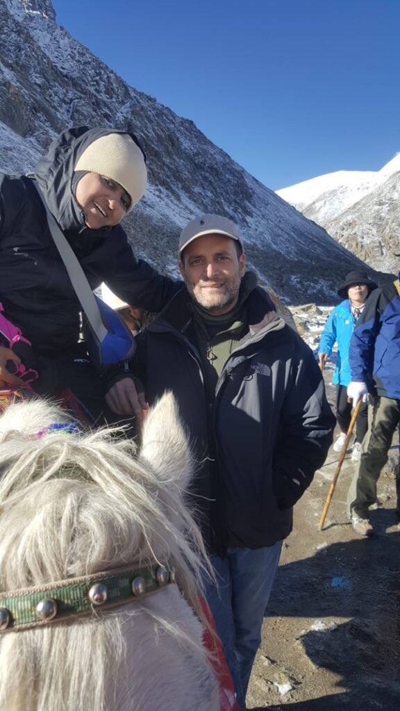 हमेशा पारंपरिक कुर्ता पायजामा पहनने वाले राहुल गांधी फोटो में जींस टीशर्ट, जैकेट और स्पोर्ट शू में नजर आ रहे हैं. राहुल गांधी के हाथ में एक छड़ी भी हैं. राहुल गांधी की यह तस्वीर दो दिन पुरानी है, उनके साथ जो युवक नजर आ रहा है उसका नाम मिहिर पटेल है, मिहिर पटेल गुजरात से हैं.