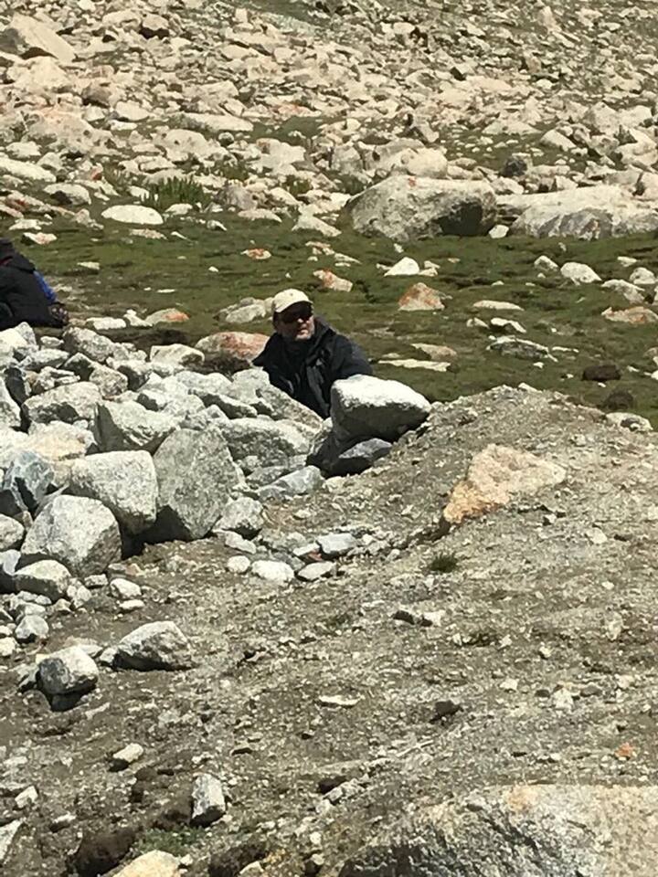 मिहिर ने बताया, ''राहुल गांधी के साथ करीब 8-10 लोग थे, उनके साथ चलने वालों में सुरक्षाकर्मी थे लेकिन उन्हें पहचानना मुश्किल था. उनके साथ स्थानीय लोग भी थे.''