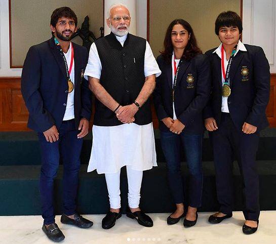 प्रधानमंत्री नरेंद्र मोदी ने एशियन गेम्स 2018 के विनर्स के साथ तस्वीरें खिंचवाते नजर आएं. फोटोः इंस्टाग्राम
