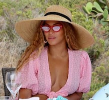 कुछ ऐसे हॉट अंदाज में बर्थडे मनाती नजर आ रही है इंस्टा की सबसे पॉपुलर क्वीन, देखें तस्वीरें