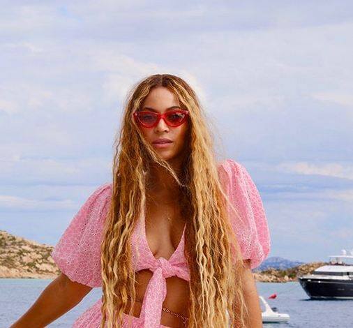 बेयोंस ने ये तस्वीरें पोस्ट करते हुए लिखा है कि मैं अपनी जिंदगी के 36 साल पूरे कर चुकी हैं. आज तीन बच्चों की मां हूं. 2 ट्विंस को ब्रेस्टफीड करवाती हूं. अपने पति के साल जिंदगी के 10 साल बहुत बेहतरीन तरीके से बिताएं हैं. फोटोः इंस्टाग्राम