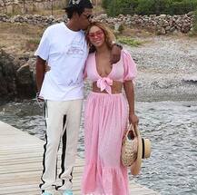 कुछ ऐसे हॉट अंदाज में बर्थडे मनाती नजर आ रही है इंस्टा की सबसे पॉपुलर क्वीन, देखें तस्वीरें