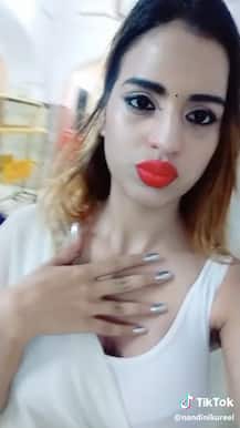 उज्जैन: मॉडल नंदिनी कौर ने महाकालेश्वर मंदिर में किया डांस, Video Viral