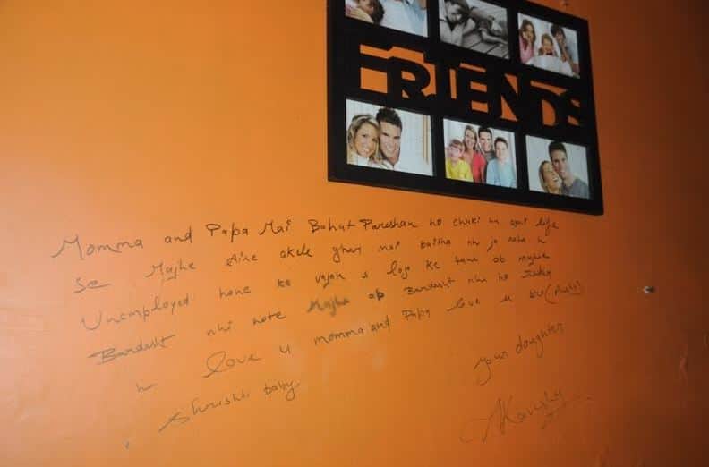 कानपुर: छात्रा ने दीवार पर लिखा, आई-लव-यू ममा एंड पापा और लगा ली फांसी A girl student written a note on wall and commit suicide in Kanpur कानपुर: छात्रा ने दीवार पर लिखा, आई-लव-यू ममा एंड पापा और लगा ली फांसी