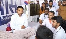 14 दिनों से भूख हड़ताल पर बैठे हार्दिक पटेल की तबीयत बिगड़ी, अस्पताल में भर्ती कराया गया