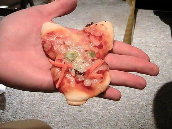  कुछ मामले तो ऐसे आए जिनमें पिज्जा स्लाइस ने लोगों को बेड पर पहुंचा दिया. CPSC के मुताबिक, पिज्जा देखते ही लोग एक्साइटेड हो जाते हैं और लापरवाही   बरतने से घायल हो जाते हैं. फोटोः गूगल फ्री इमेज