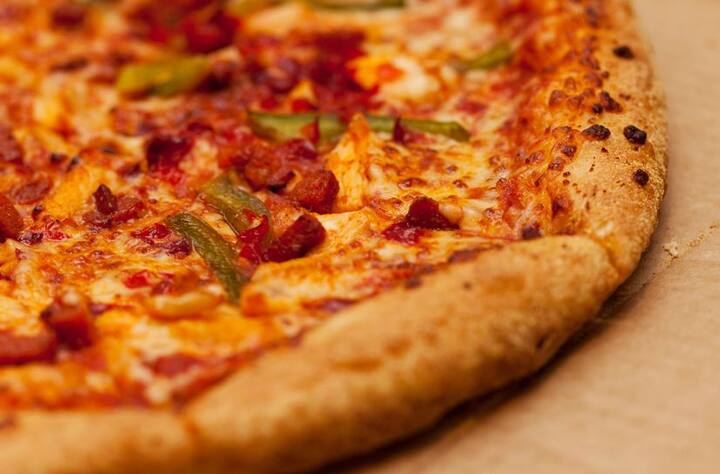 
आपको जानकर हैरानी होगी अमेरिका में हर साल तीन बिलियन से अधिक लोग पिज्जा खाते हैं. फोटोः गूगल फ्री इमेज
