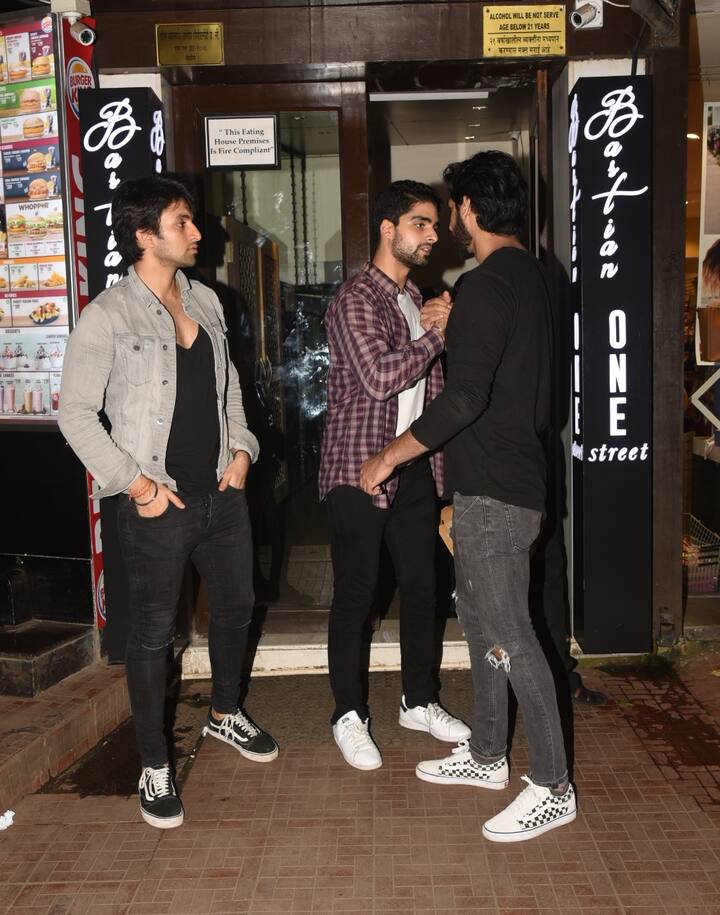 कुछ ही दिनों पहले आहाने ने परिवार के साथ अपनी मां का बर्थडे सेलिब्रेट किया था जिसमें वो तान्या को साथ लेकर पहुंचे थे. (तस्वीर: मानव मंगलानी)