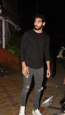 In Pics: देर रात इन हसीनाओं के साथ पार्टी करते दिखाई दिए सुनील शेट्टी के बेटे आहान