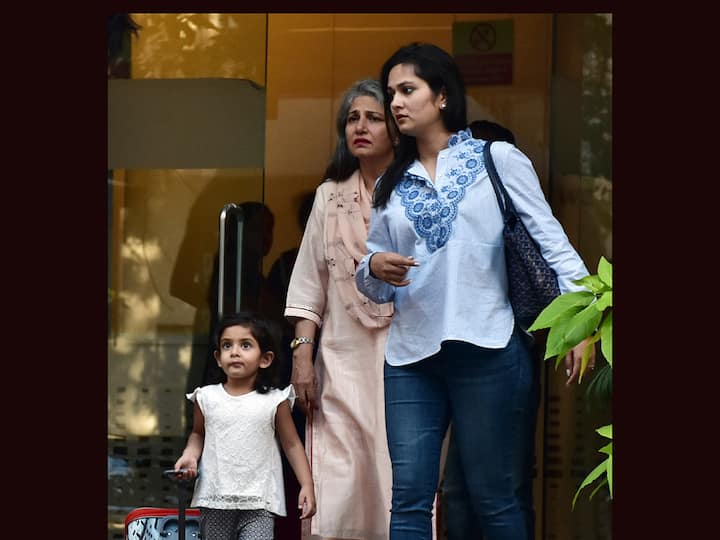 हॉस्पिटल में मीरा कपूर की मां और उनकी बहन भी मौजूद थीं.