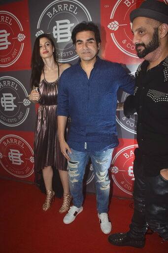 ये पहली बार है जब पब्लिक प्लेस में अरबाज ने जियोर्जिया के साथ यूं पैपराजी को खूब पोज दिए हैं. (तस्वीर: मानव मंगलानी)