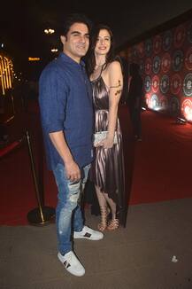 गर्लफ्रेंड के साथ पहली बार रोमांटिक अंदाज में पोज देते नज़र आए अरबाज खान, यहां हैं तस्वीरें