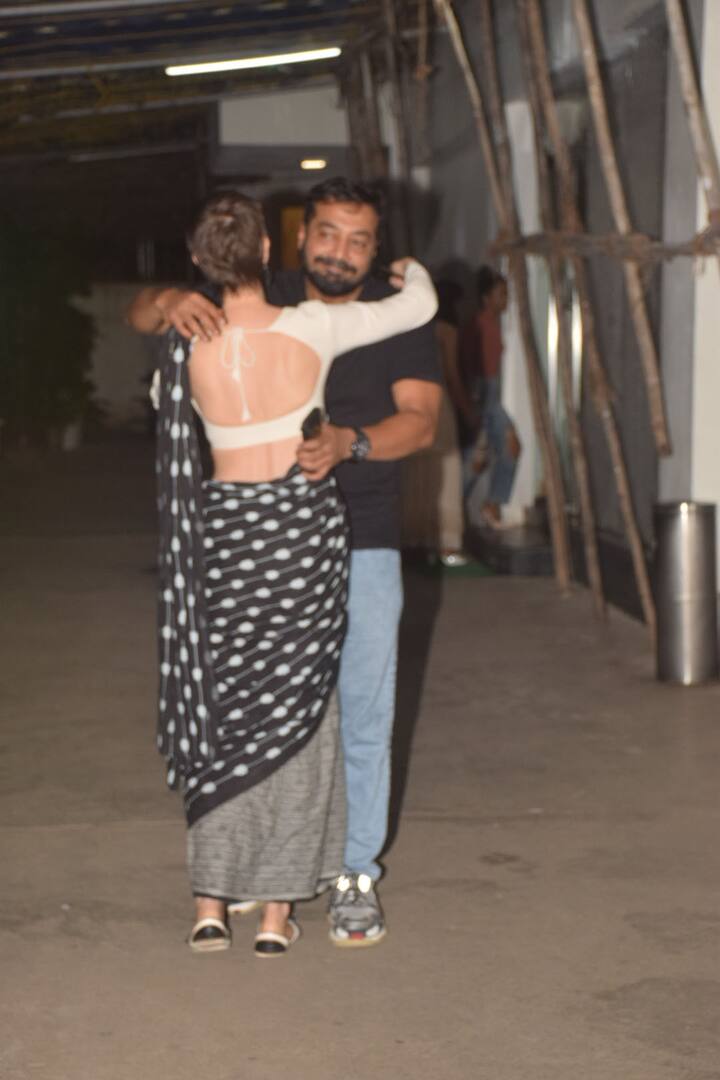 कल्कि कोचलीन और अनुराग कश्यप एक दूसरे से कुछ इस अंदाज में मिले और एक दूसरे को गले लिया.