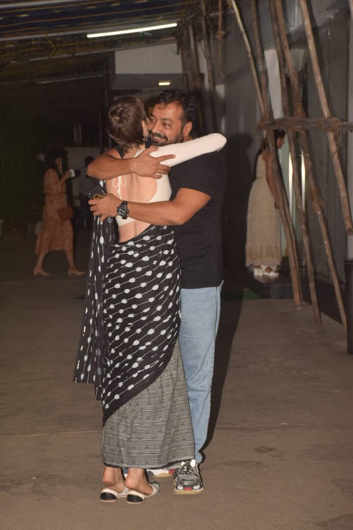 ये तस्वीरें दिखाती हैं कि दोनों के रास्ते भले ही अलग हो गए हैं लेकिन इनके बीच प्यार अब भी बरकरार है.