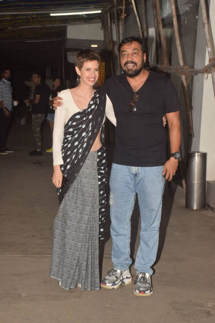 लेकिन अपने एक्स हसबैंड की इस फिल्म को देखने कल्कि पहुंचीं और कुछ इस तरह मुस्कुराते हुए पोज दिया.