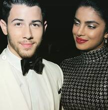 इवेंट में भी एक-दूसरे से नजरे नहीं हटा पा रहे प्रियंका-निक, साफ दिखा पीडीए मोमेंट