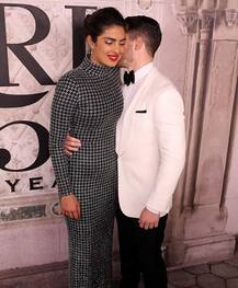 इवेंट में भी एक-दूसरे से नजरे नहीं हटा पा रहे प्रियंका-निक, साफ दिखा पीडीए मोमेंट