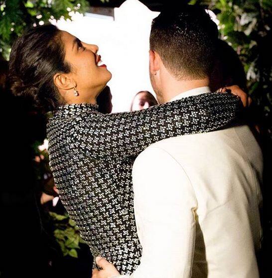 इतना ही नहीं, जोश-जोश में निक ने प्रियंका को गोद में उठा लिया. फोटोः इंस्टाग्राम