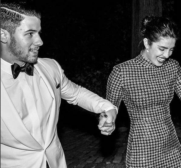 बताते चलें, मुंबई में प्रियंका चोपड़ा और निक को कुछ समय पहले ही पंजाबी रीति-रिवाजों के हिसाब से रोका सेरेमनी हुई थी. जिसकी चर्चा सोशल मीडिया पर खूब हुई. फोटोः इंस्टाग्राम