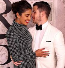 इवेंट में भी एक-दूसरे से नजरे नहीं हटा पा रहे प्रियंका-निक, साफ दिखा पीडीए मोमेंट