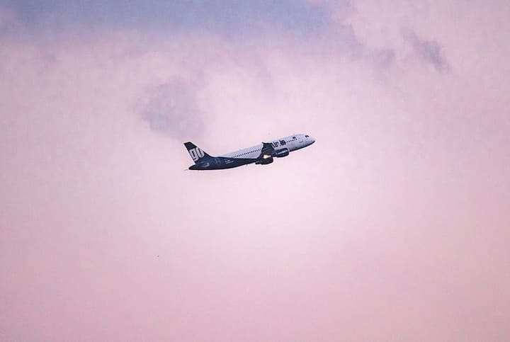 पहले आए मामलों में कुछ लोगों को सिर्फ इसी बदबू की वजह से हॉस्पिटल में भर्ती करवाना पड़ा. दरअसल, हवाई यात्रा के दौरान लोगों को सड़े हुए कूडें की बदबू 

आने लगी. जांच में पाया कि गंदी जुराबों के कारण पूरे प्लेन में बदबू फैल गई थी.फोटोः गूगल फ्री इमेज 
