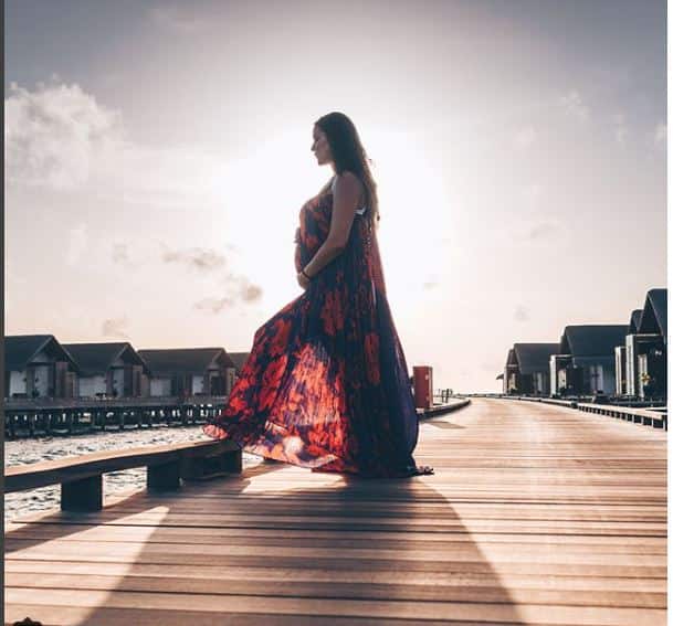 Neha Dhupia rocks her maternity photoshoot like a BOSS, View Pics नेहा धूपिया ने कराया मैटर्निटी फोटोशूट, फ्लोरल ड्रेस में फ्लॉन्ट किया बेबी बंप