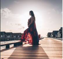 नेहा धूपिया ने कराया मैटर्निटी फोटोशूट, फ्लोरल ड्रेस में फ्लॉन्ट किया बेबी बंप