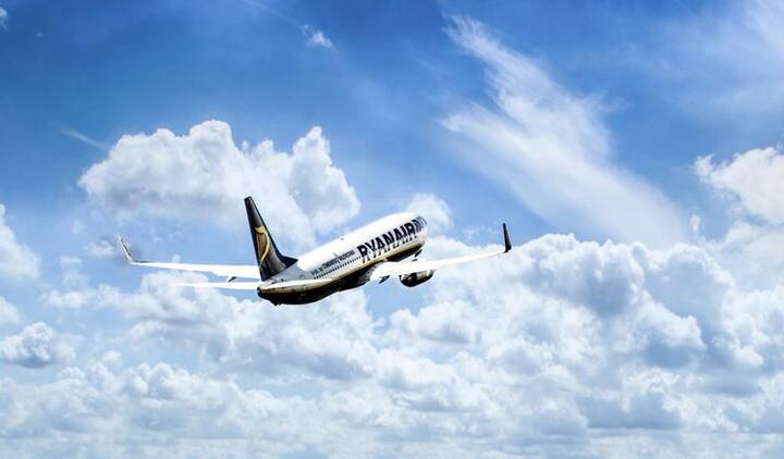 आप पहली बार हवाई यात्रा कर रहे हैं तो घबराएं नहीं. आप ध्यान से प्लेन में बताए जा रहे दिशा-निर्देंशों को सुनकर उनका पालन करें. कोई भी समस्या आने पर 

आप किसी भी वक्त आपकी सेवा में मौजूद एयर होस्टे‍स को बुला सकते हैं. ऐसे कुछ सावधानियां बरतकर आप अपनी यात्रा को सुखद बना सकते हैं. फोटोः गूगल 

फ्री इमेज