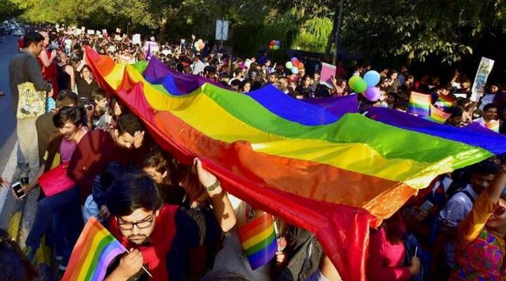 आपको बता दें, समलैंगिकता का प्रतीक इंद्रधनुषीय झंड़ा हैं. सोशल मीडिया पर सुप्रीम कोर्ट के फैसले के बाद प्राइड इंडिया और एलजीबीटी के हैशटैग के साथ ये इंद्रधनुषीय झंड़ा दिखाई दे रहा है. फोटोः गूगल फ्री इमेज