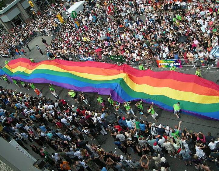 इंद्रधनुषीय झंड़े का इतिहास भी बहुत पुराना है. ये झंड़ा सैन फ्रांसिस्को के कलाकार, सैनिक और समलैंगिक अधिकारों के पक्षधर गिल्बर्ट बेकर ने 1978 में डिजाइन   किया था. 1974 में जब बेकर अमेरिकी राजनेता हार्वे मिल्क से मिले तो हार्वे ने ही उन्हें सैन फ्रांसिस्को के वार्षिक गौरव परेड के लिए इस तरह को झंड़ा तैयार करने   को कहा था. हार्वे मिल्क अमेरिका के एक लोकप्रिय समलैंगिक आइकन थे. 2015 में मॉर्डन ऑर्ट म्यूजियम से अपने एक इंटरव्यू में बेकर ने कहा कि हार्वे से   मिलने से पहले से ही वे समलैंगिक लोगों के लिए एक प्रतीकात्मक झंड़ा बनाने का सोच रहे थे, जो विशेषतौर पर अमेरिकी झंड़े की तरह दिखता हो. यह झंड़ा पहली   बार 25 जून 1978 को सैन फ्रांसिस्को के समलैंगिक स्वतंत्रता परेड में दिखाया गया था. फोटोः गूगल फ्री इमेज  