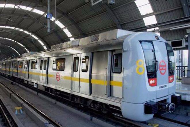 Women suicides by jumping in front of Delhi Metro दिल्ली: मेट्रो के सामने कूदकर महिला ने किया सुसाइड, येलो लाइन प्रभावित