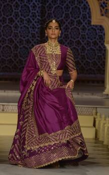 शादी के बाद फिर रैम्प पर उतरीं सोनम कपूर, Back Stage दुप्पटा संभालते दिखे पति आनंद आहूजा