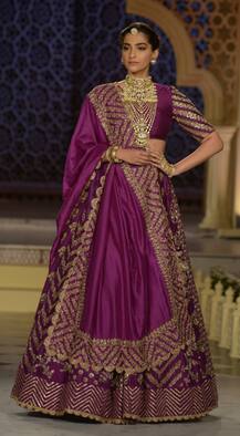 शादी के बाद फिर रैम्प पर उतरीं सोनम कपूर, Back Stage दुप्पटा संभालते दिखे पति आनंद आहूजा