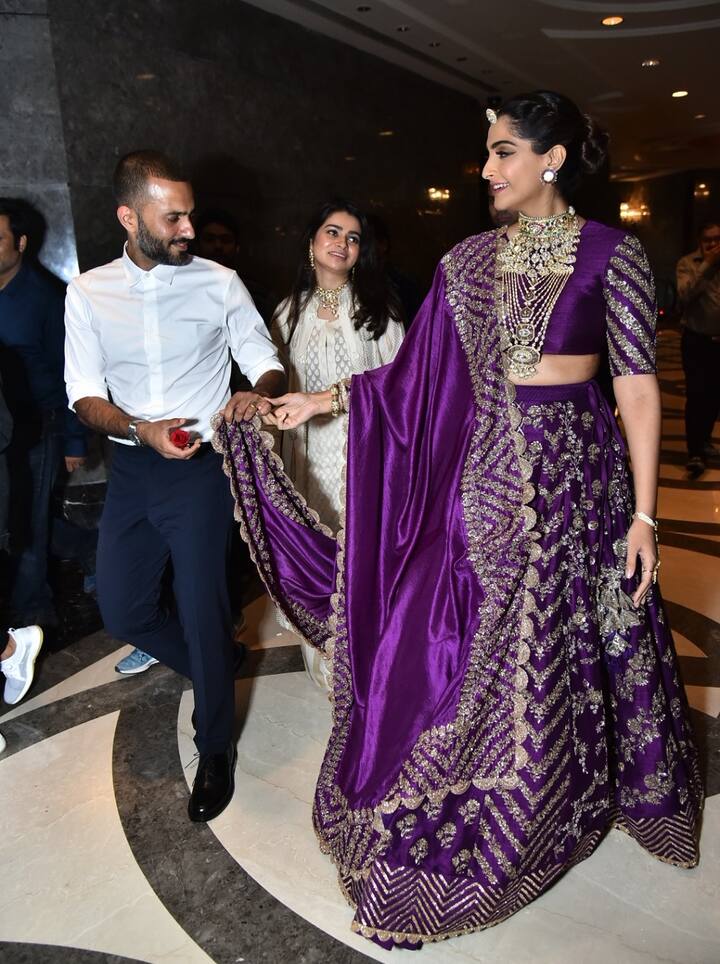 ऐसे में शानदार रैम्पवॉक के बाद जब सोनम कपूर बैकस्टेज पहुंची तो आनंद आहूजा लहंगे का दुप्पटा थामे दिखाई दिए. (तस्वीर: मानव मंगलानी)