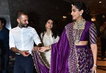 शादी के बाद फिर रैम्प पर उतरीं सोनम कपूर, Back Stage दुप्पटा संभालते दिखे पति आनंद आहूजा