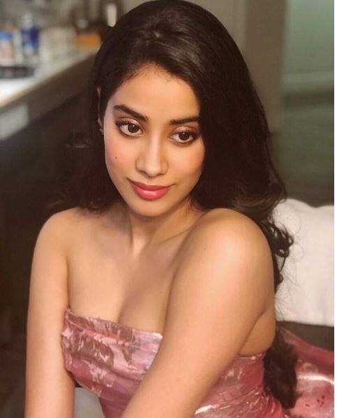 आपको बता दें कि इस दौरान जाह्नवी कपूर पिंक रंग की बेहद ही खूबसूरत गाउन में नज़र आईं. (तस्वीर: इंस्टाग्राम)