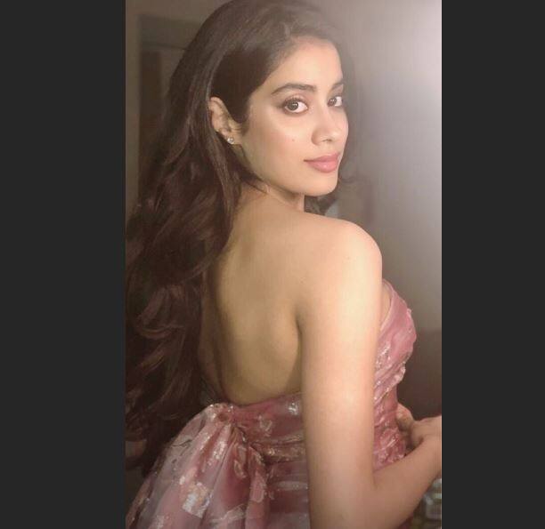 अब जाह्नवी की ये तस्वीरें सोशल मीडिया पर जमकर वायरल हो रही हैं. (तस्वीर: इंस्टाग्राम)